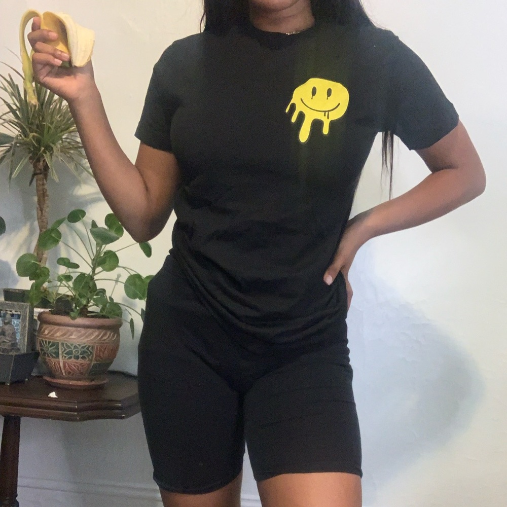 BRANDNEW SMILEY FACE GRAPHIC TEE